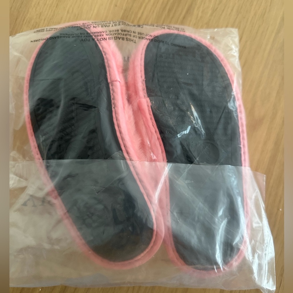 Vicstoria's Secret Closed-Toe Faux Fur Slippers - Picture 3 of 3